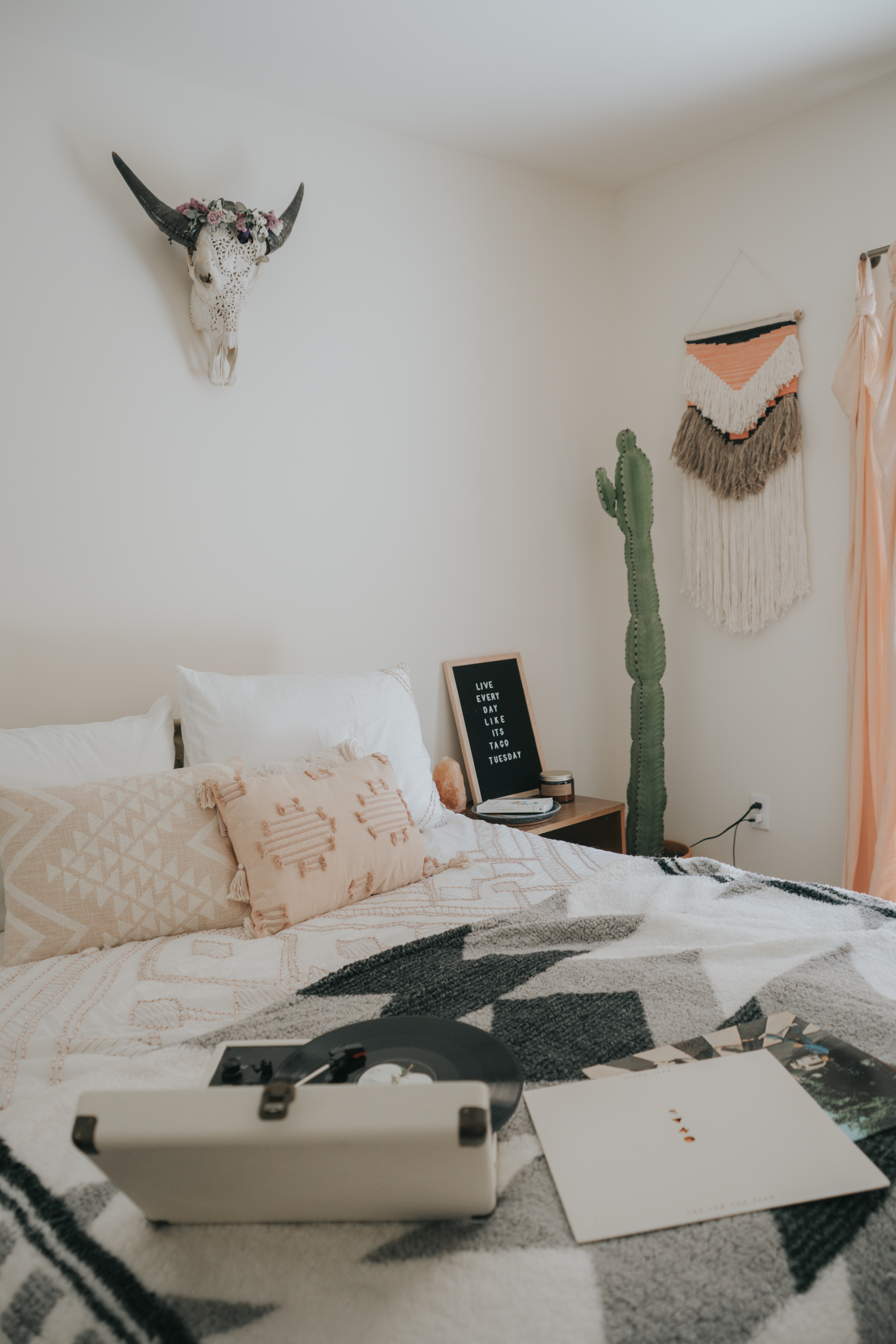 Bedroom Interior Design Reveal with Urban Outfitters Home //@allisonnkelleyy #UOHome